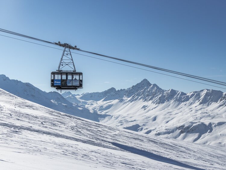 Pischa Gondel mit wunderbarm Bergpanorama im Hintergrund. | © Davos Klosters Mountains