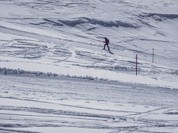 Frau geniesst Schneeschuh Wanderung über weissen Pulverteppich auf Pischa. | © Davos Klosters Mountains