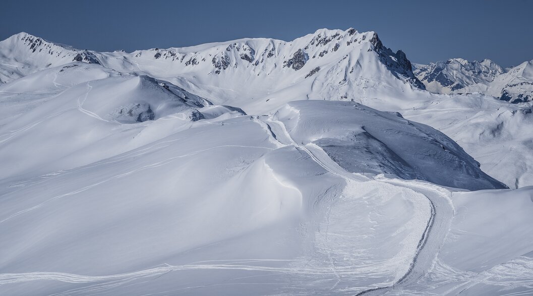 Magnificent view to the winter hiking trail at Pischa. | © Davos Klosters Mountains