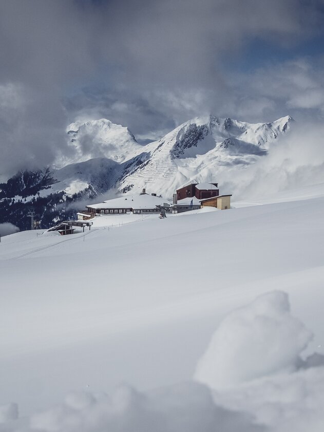 Pischa Bergstation und Restaurant | © Davos Klosters Mountains Restaurant bei der Bergstation Pischa von der Ferne. | © Davos Klosters Mountains