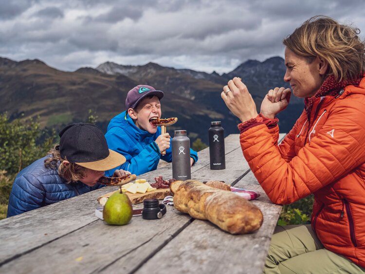 Mutter mit 2 Kinder beim Picknick  | © Davos Klosters Mountains 