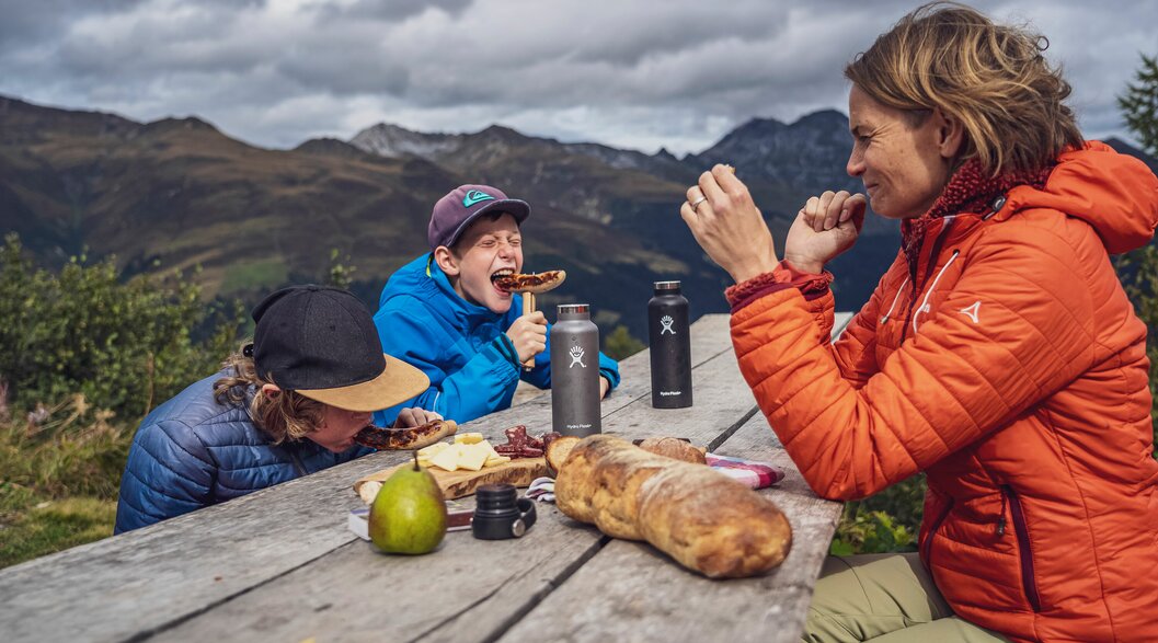 Mutter mit 2 Kinder beim Picknick | © Davos Klosters Mountains Mutter mit 2 Kinder beim Picknick | © Davos Klosters Mountains