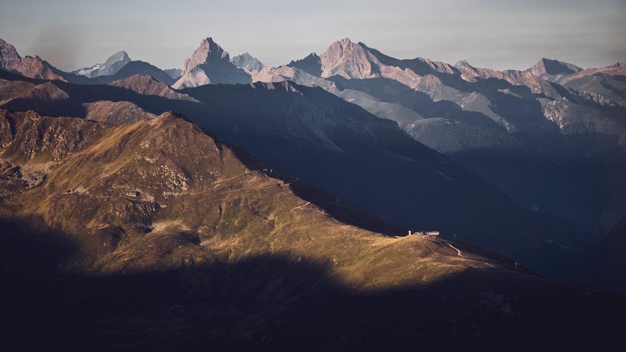 Blick in Richtung Rinerhorn, mit der von der Sonne beleuchteten Hubelhütte, das Tinzenhorn im Hintergrund. | © Davos Klosters Mountains