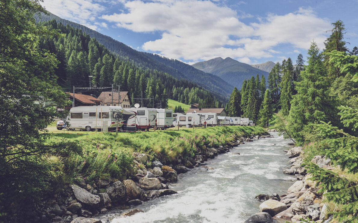 Sicht auf den Campingplatz RinerLodge und das Landwasser in Glaris. | © Davos Klosters Mountains
