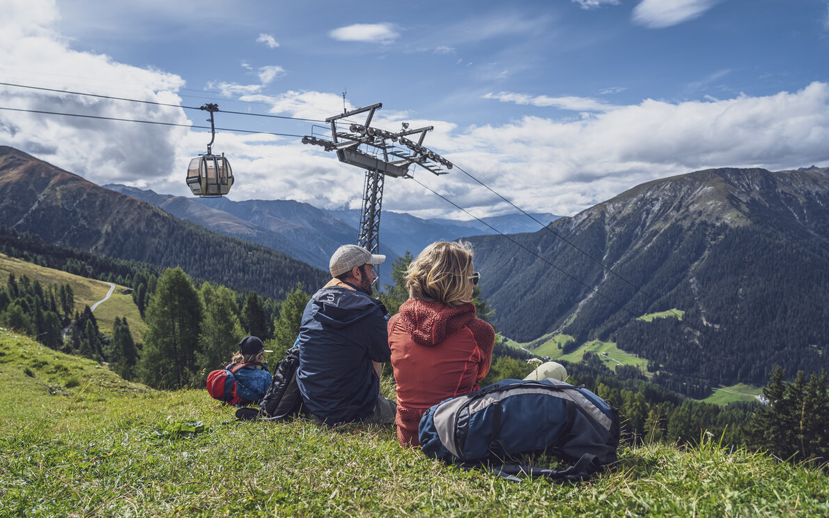 Familie geniesst Aussicht von der Bergstation Jatzmeder. | © Davos Klosters Mountains