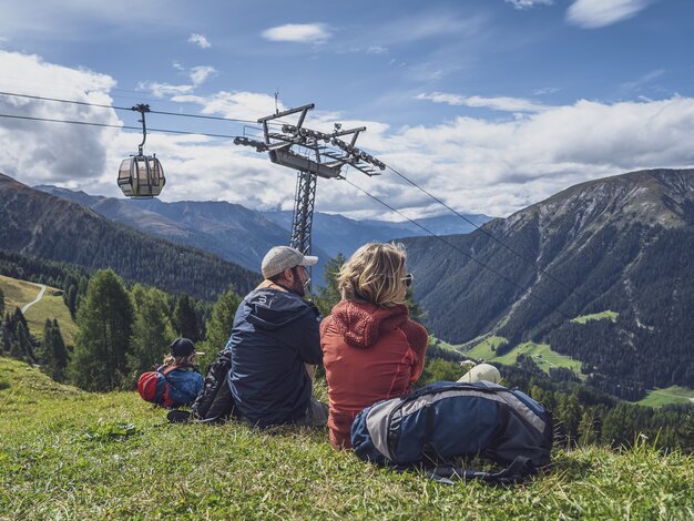 Familie geniesst Aussicht von der Bergstation Jatzmeder. | © Davos Klosters Mountains
