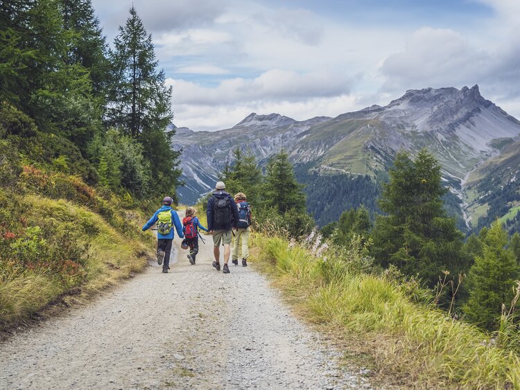 Familie wandert gemütlich auf breitem Kiesweg vom Abirügg zum Jatzmeder. | © Davos Klosters Mountains