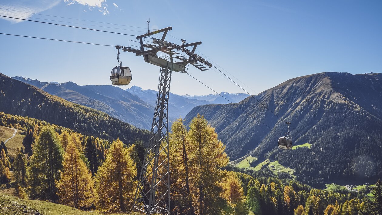 Herbstliche Aussicht nach Wiesen mit der Rinerhorn Gondel im Blickfeld. | © Davos Klosters Mountains