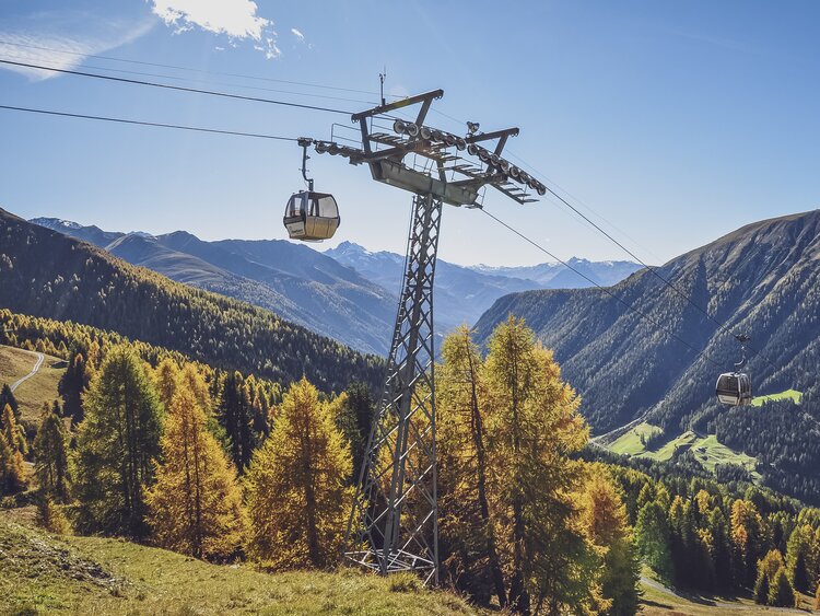 Herbstliche Aussicht nach Wiesen mit der Rinerhorn Gondel im Blickfeld. | © Davos Klosters Mountains