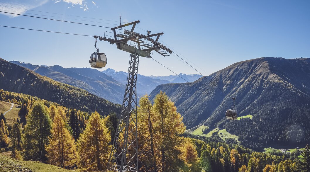 Herbstliche Aussicht nach Wiesen mit der Rinerhorn Gondel im Blickfeld. | © Davos Klosters Mountains