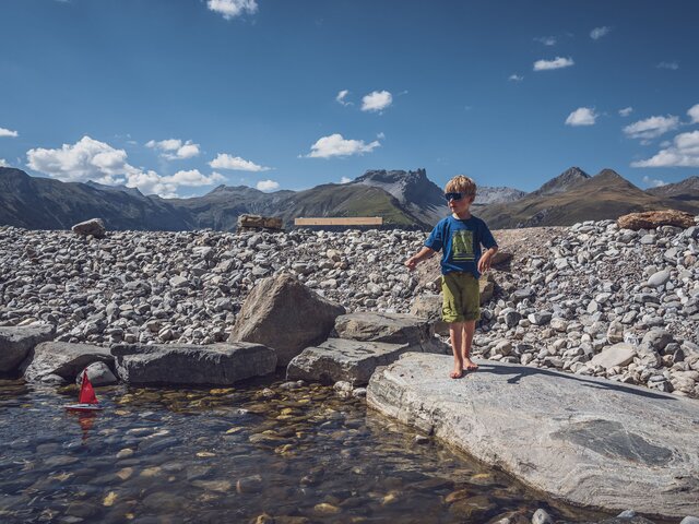 Kind Barfus an Seerand  | © Davos Klosters Mountains 