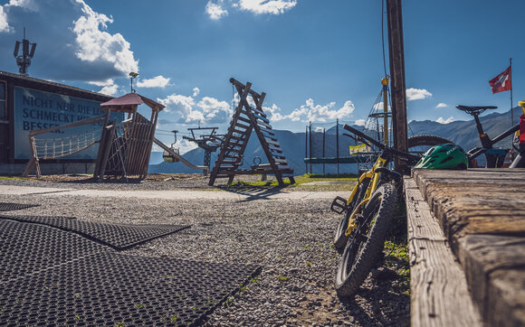 Verschiedene Kletterelemente mit Trampolin sind zu sehen.  | © Davos Klosters Moutains 