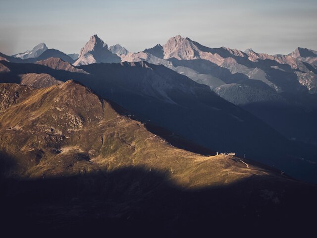 Blick Tinzenhorn und Rinerhorn | © Davos Klosters Mountains Blick in Richtung Rinerhorn, mit der von der Sonne beleuchteten Hubelhütte, das Tinzenhorn im Hintergrund. | © Davos Klosters Mountains