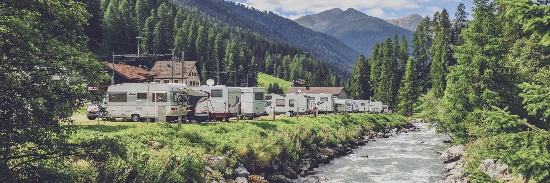Campingplatz RinerLodge | © Davos Klosters Mountains Sicht auf den Campingplatz RinerLodge und das Landwasser in Glaris. | © Davos Klosters Mountains