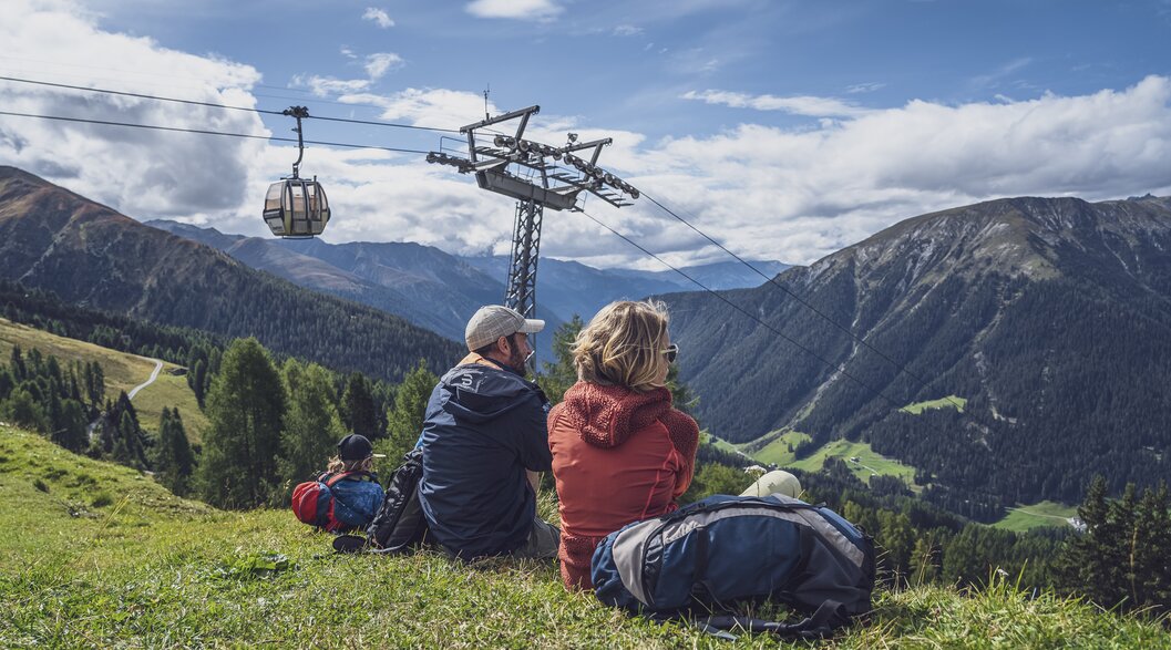 Genussvolle Aussicht | © Davos Klosters Mountains Familie geniesst Aussicht von der Bergstation Jatzmeder. | © Davos Klosters Mountains