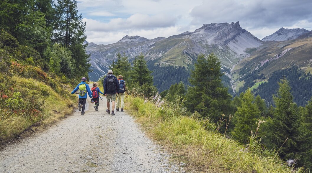 Wanderung Abirügg - Jatzmeder | © Davos Klosters Mountains Familie wandert gemütlich auf breitem Kiesweg vom Abirügg zum Jatzmeder. | © Davos Klosters Mountains