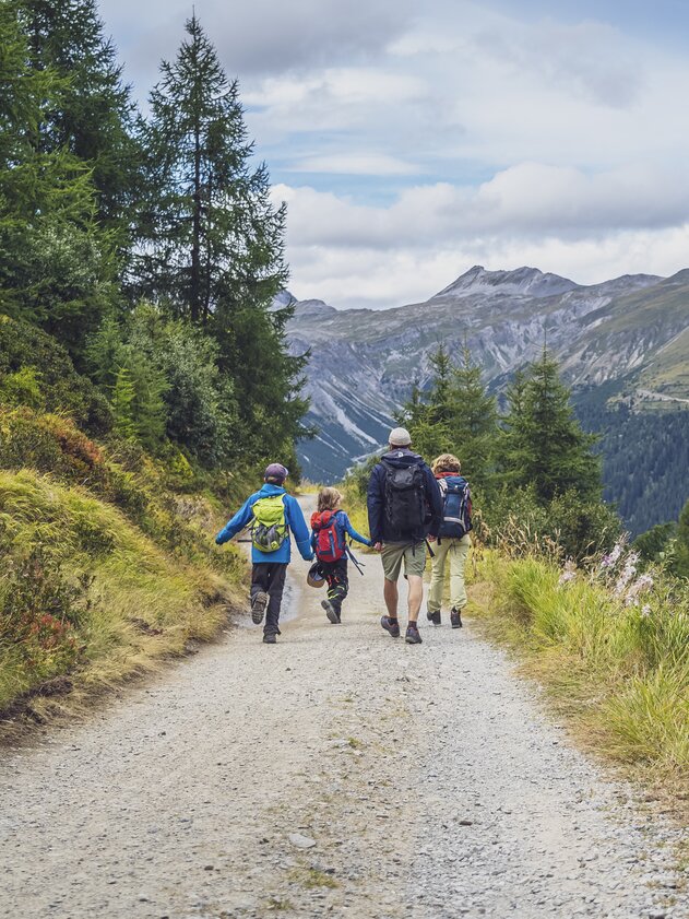 Wanderung Abirügg - Jatzmeder | © Davos Klosters Mountains Familie wandert gemütlich auf breitem Kiesweg vom Abirügg zum Jatzmeder. | © Davos Klosters Mountains