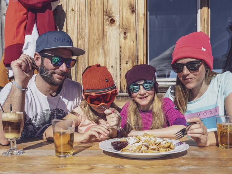 Familie teilt sich einen Kaiserschmarn in der Hubelhütte. | © Davos Klosters Mountains