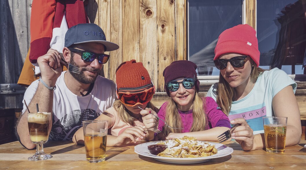 Lunch break at Hubelhütte | © Davos Klosters Mountains Family shares a Kaiserschmarn in the Hubelhütte. | © Davos Klosters Mountains