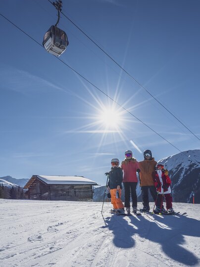 Sportliche Familie geniesst perfete Schneebedingungen im Skigebiet Rinerhorn. | © Davos Klosters Mountains