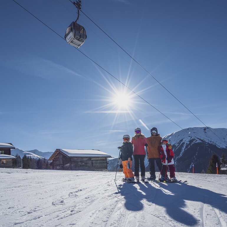 Sporty family enjoy perfect snow conditions in the ski area Rinerhorn. | © Davos Klosters Mountains