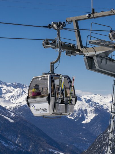 Gondelbahn Rinerhorn bei Traumwetter und herrlichem Bergpanorama im Hintergrund. | © Davos Klosters Mountains