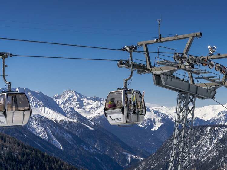 Gondelbahn Rinerhorn bei Traumwetter und herrlichem Bergpanorama im Hintergrund. | © Davos Klosters Mountains