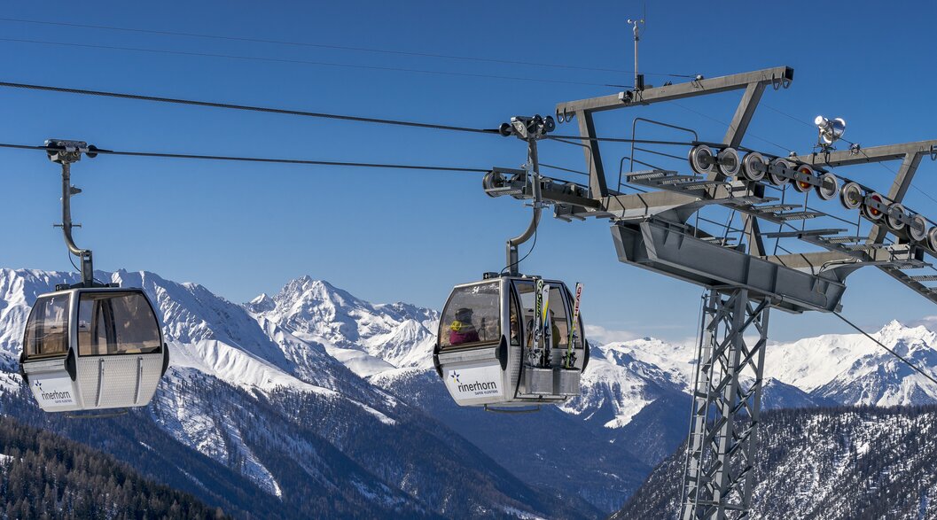Rinerhorn gondola | © Davos Klosters Mountains Rinerhorn gondola in dreamy weather with a wonderful mountain panorama in the background. | © Davos Klosters Mountains