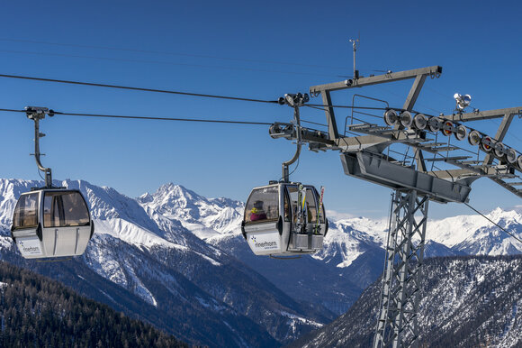 Gondelbahn Rinerhorn bei Traumwetter und herrlichem Bergpanorama im Hintergrund. | © Davos Klosters Mountains