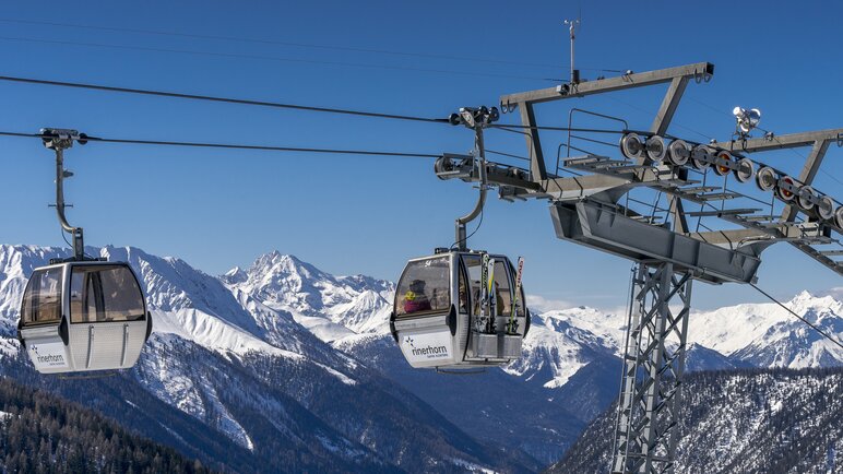 Gondelbahn Rinerhorn bei Traumwetter und herrlichem Bergpanorama im Hintergrund. | © Davos Klosters Mountains
