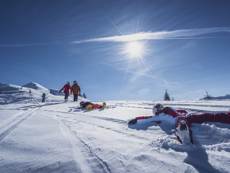 Kinder haben Spass im Schnee abseits der Pisten. | © Davos Klosters Mountains