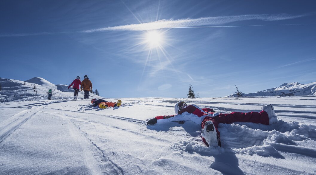 Spass im Schnee | © Davos Klosters Mountains Kinder haben Spass im Schnee abseits der Pisten. | © Davos Klosters Mountains