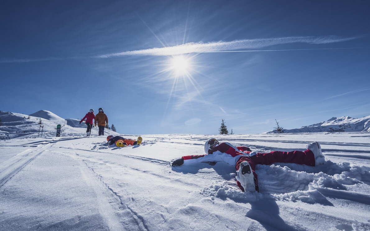 Kinder haben Spass im Schnee abseits der Pisten. | © Davos Klosters Mountains