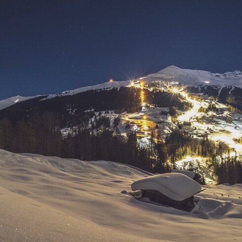 Beleuchtete Pisten und Schlittelbahn am Rinerhorn bei Nacht. | © Davos Klosters Mountains