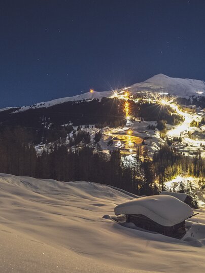 Beleuchtete Pisten und Schlittelbahn am Rinerhorn bei Nacht. | © Davos Klosters Mountains