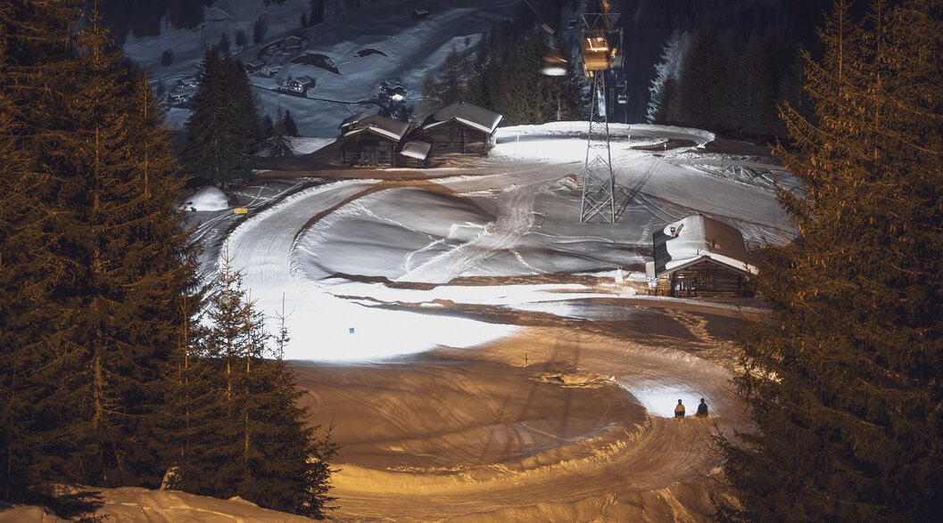 Nachtschlittelbahn | © Davos Klosters Mountains Blick auf die beleuchtete Nachtschlittelpiste am Rinerhorn. | © Davos Klosters Mountains