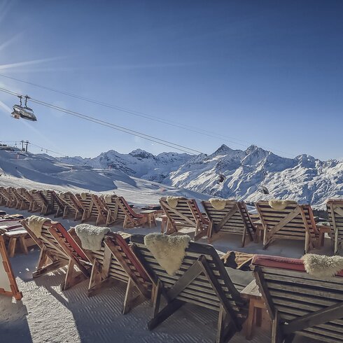 Herrlicher Ausblick von den Sonnenliegen des Chalet Güggel früh morgens bei Traumwetter. | © Davos Klosters Mountains
