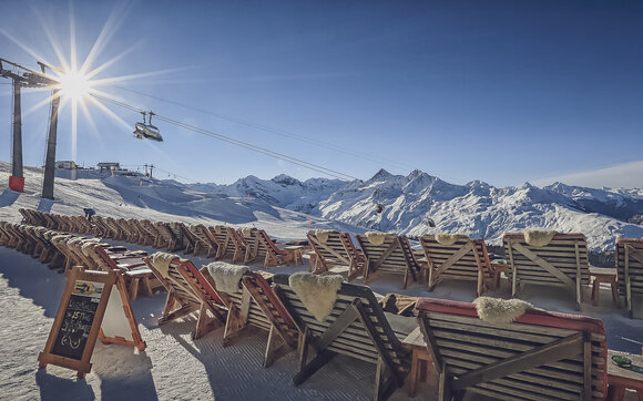 Herrlicher Ausblick von den Sonnenliegen des Chalet Güggel früh morgens bei Traumwetter. | © Davos Klosters Mountains
