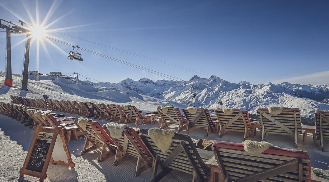 Ausblick Davoser Bergwelt | © Davos Klosters Mountains Herrlicher Ausblick von den Sonnenliegen des Chalet Güggel früh morgens bei Traumwetter. | © Davos Klosters Mountains