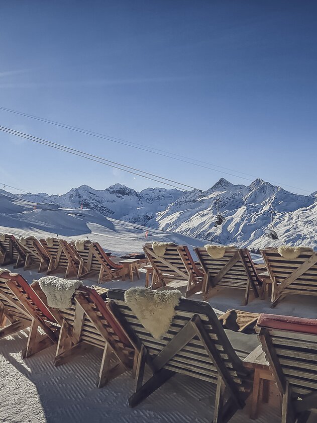 Ausblick Davoser Bergwelt | © Davos Klosters Mountains Herrlicher Ausblick von den Sonnenliegen des Chalet Güggel früh morgens bei Traumwetter. | © Davos Klosters Mountains