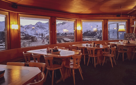 Interior view of the Restaurant Clavadeleralp on the Jakobshorn. | © Davos Klosters Mountains