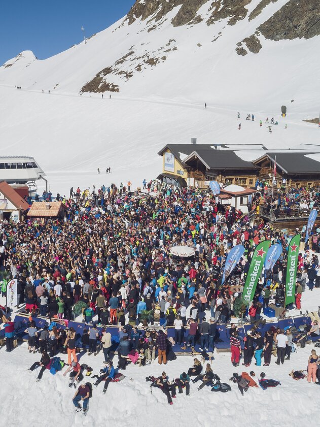 Drohnenaufnahme der Nationalen und gar grenzüberschreitende Berühmtheit Jatzhütte auf dem Jakobshorn. | © Davos Klosters Mountains