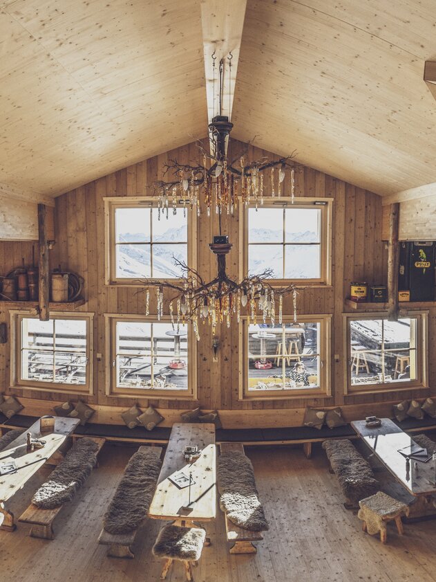 Interior view of the Jatzhütte on the Jakobshorn in Davos. | © Davos Klosters Mountains