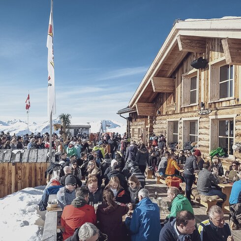 Die belebte Terrasse der Jatzhütte Davos mit Traumaussicht. | © Davos Klosters Mountains