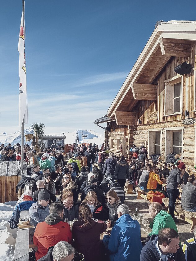 Die belebte Terrasse der Jatzhütte Davos mit Traumaussicht. | © Davos Klosters Mountains