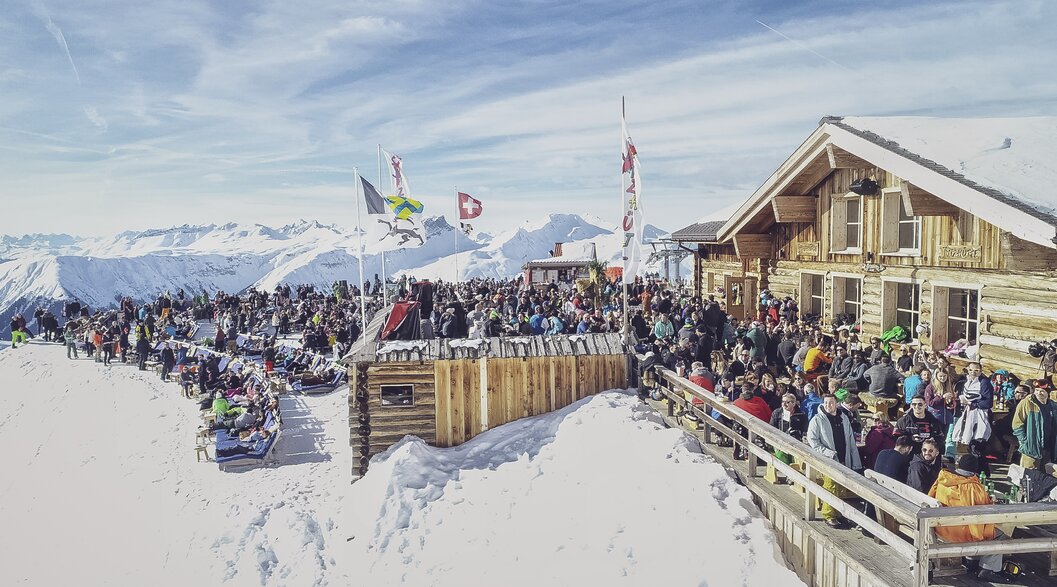 Belebte Sonnenterrasse bei der Jatzhütte auf dem Jakobshorn Davos. | © Davos Klosters Mountains