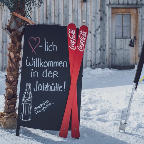 Willkommens-Schild begrüsse die Gäste in der Jatzhütte auf dem Jakobshorn. | © Davos Klosters Mountains