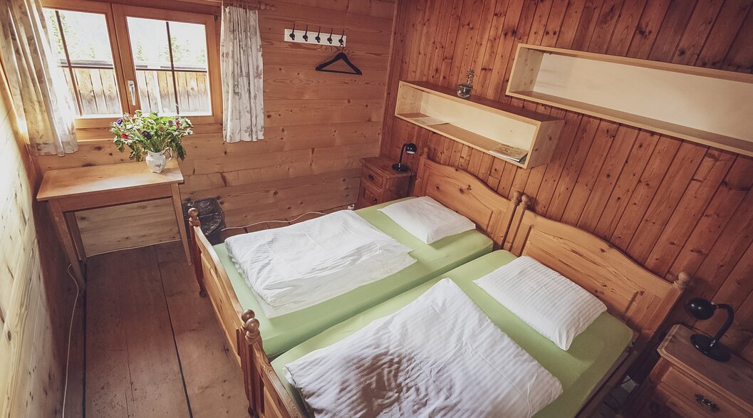 Gemütlich eingerichtetes Doppelzimmer mit viel Charme. | © Davos Klosters Mountains
