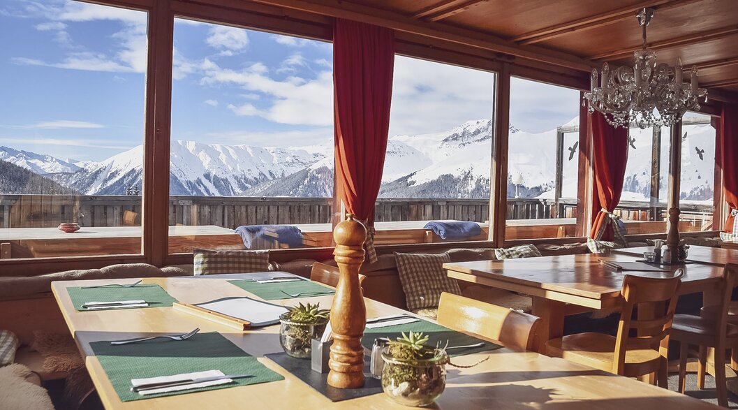 Die freundliche eingerichtete Gaststube des Berghaus Naturfreunde in Davos mit Aussicht in die Davoser Bergwelt. | © Davos Klosters Mountains