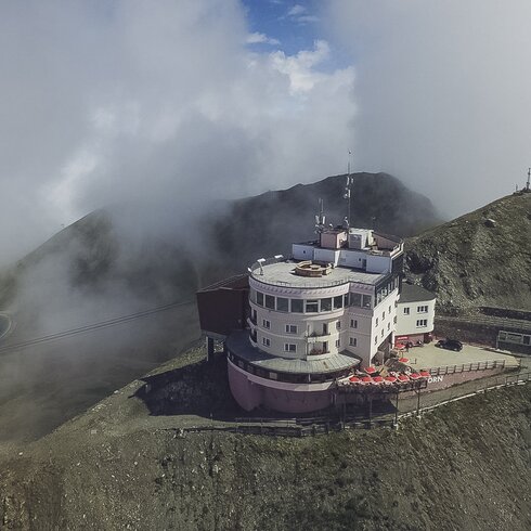 Drohnenaufnahme des Restaurant Sun Peak auf dem Jakobshorn im Sommer. | © Davos Klosters Mountains